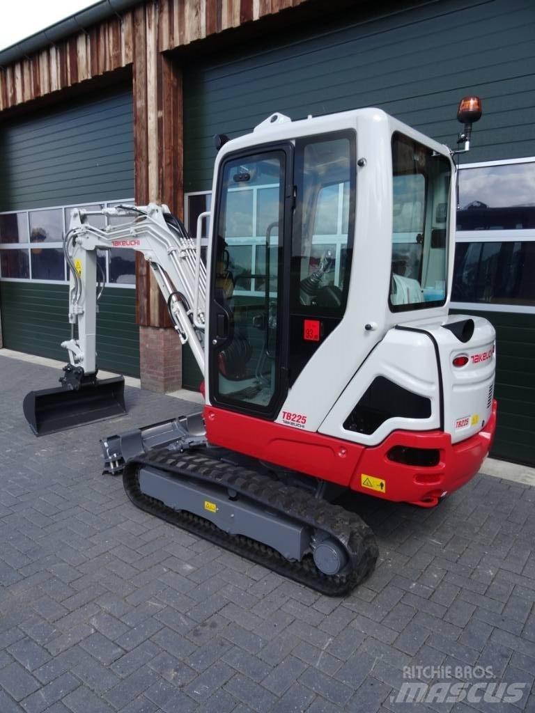 Takeuchi TB 225 Mini bagri <7t