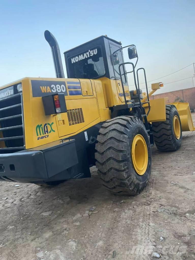Komatsu WA 380 Kolesni nakladalci