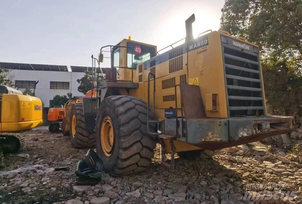 Komatsu WA 600 Kolesni nakladalci