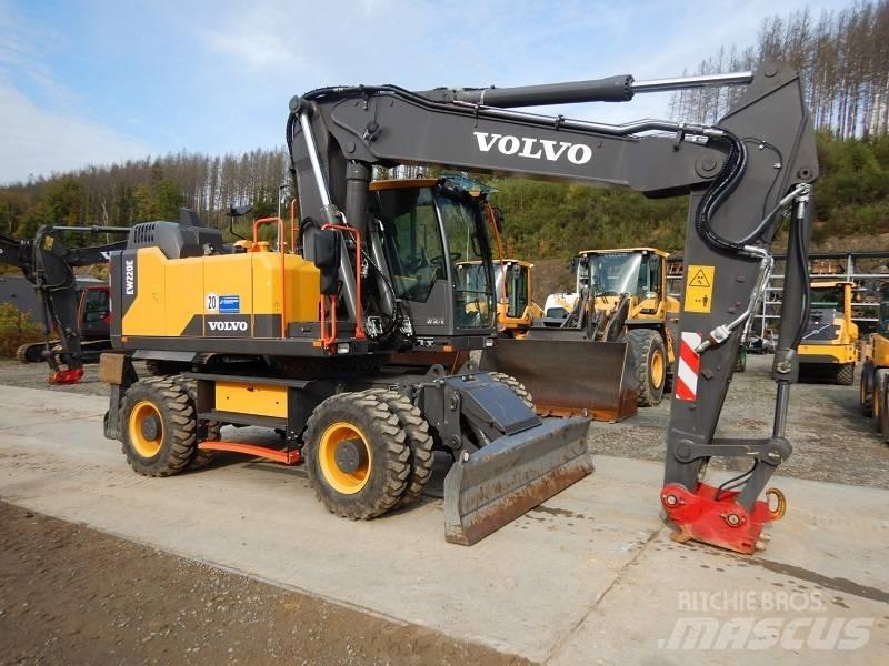 Volvo EW 220 E Bagri na kolesih