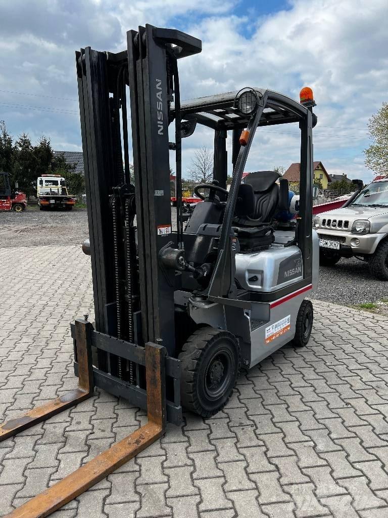 Nissan P1D1A18LQ Plinski viličarji