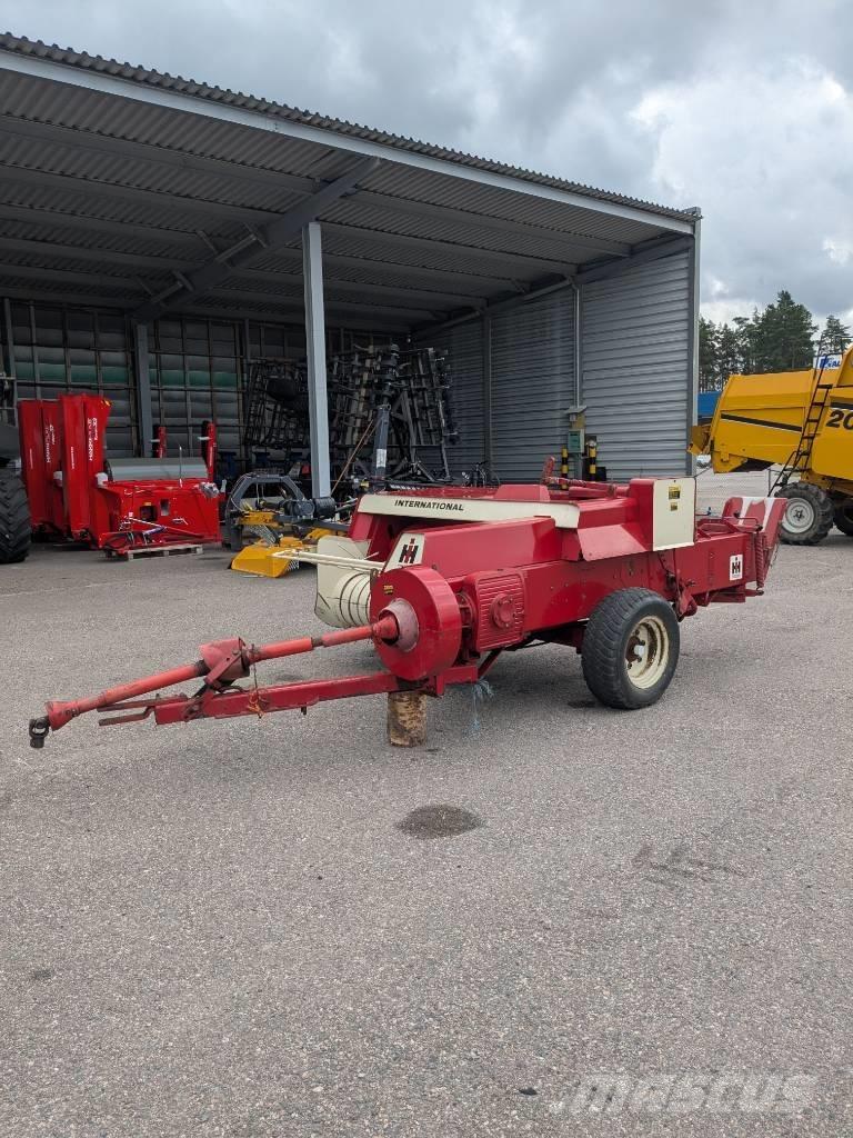 International 430 T Balirke (kvadratne bale)