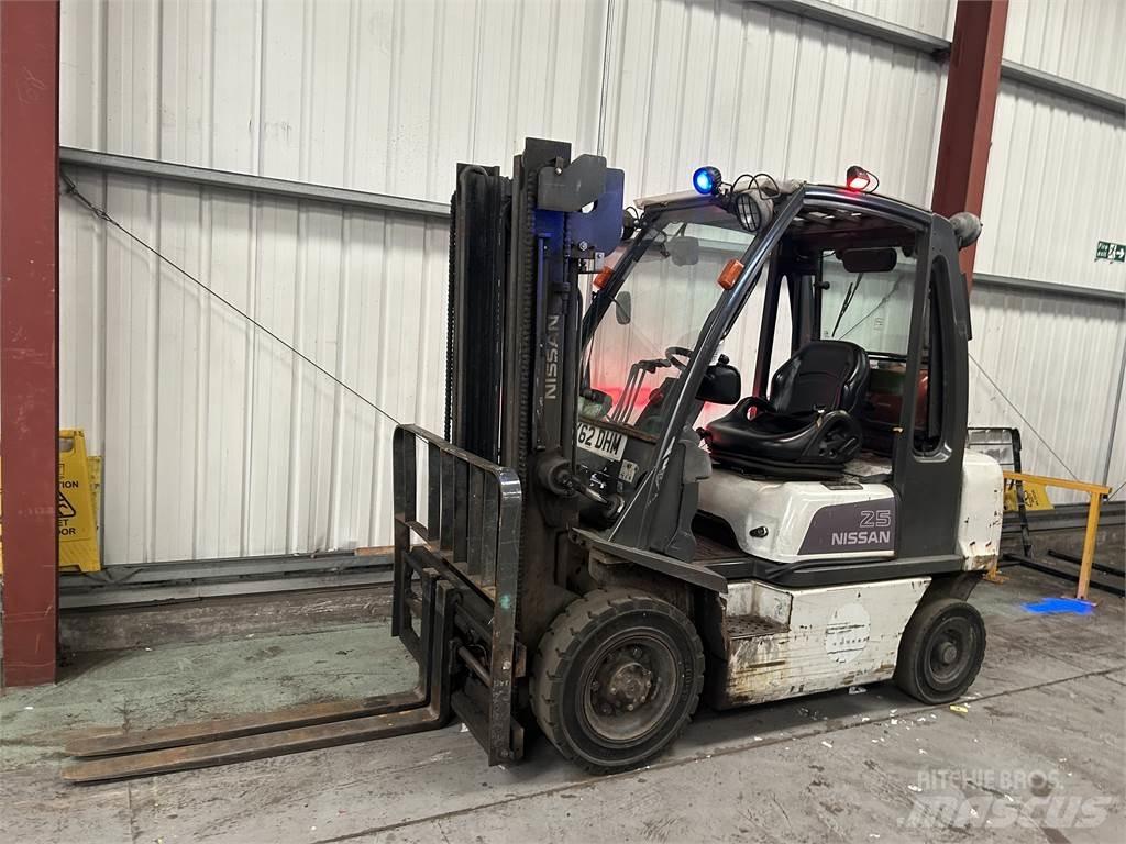 Nissan U1D2A25 Plinski viličarji