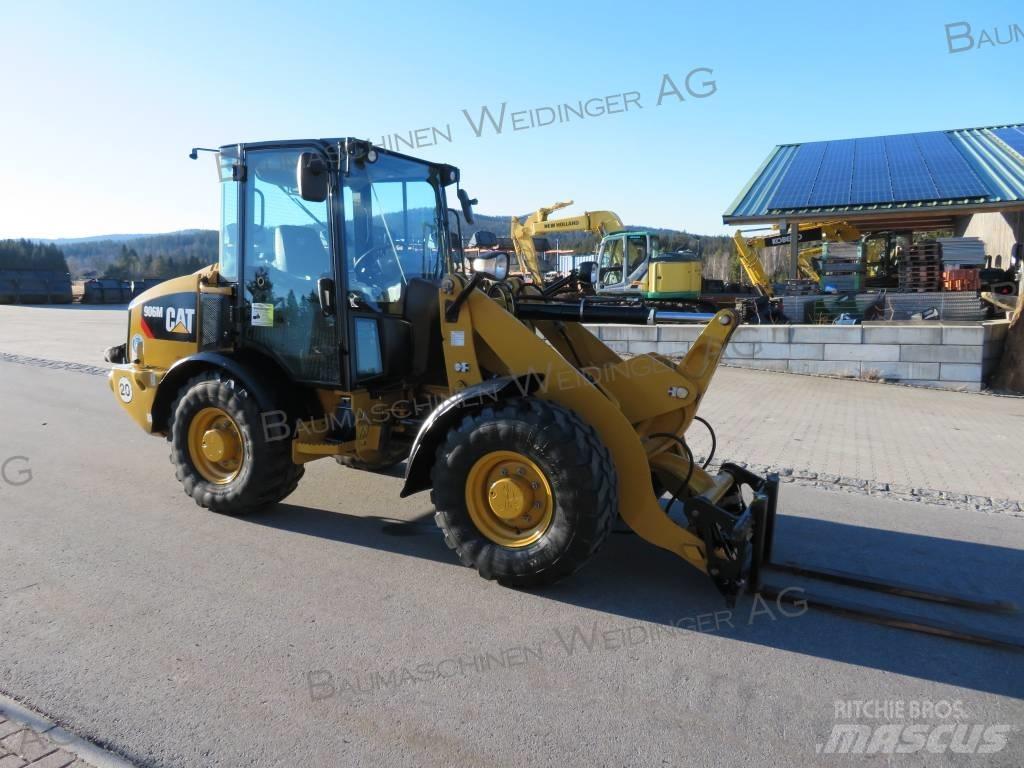 CAT 906M Kolesni nakladalci