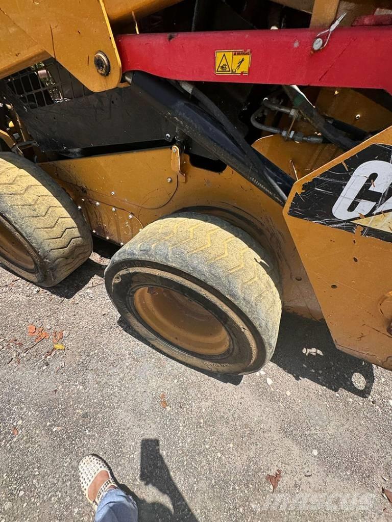 CAT 242 D Skid steer mini nakladalci