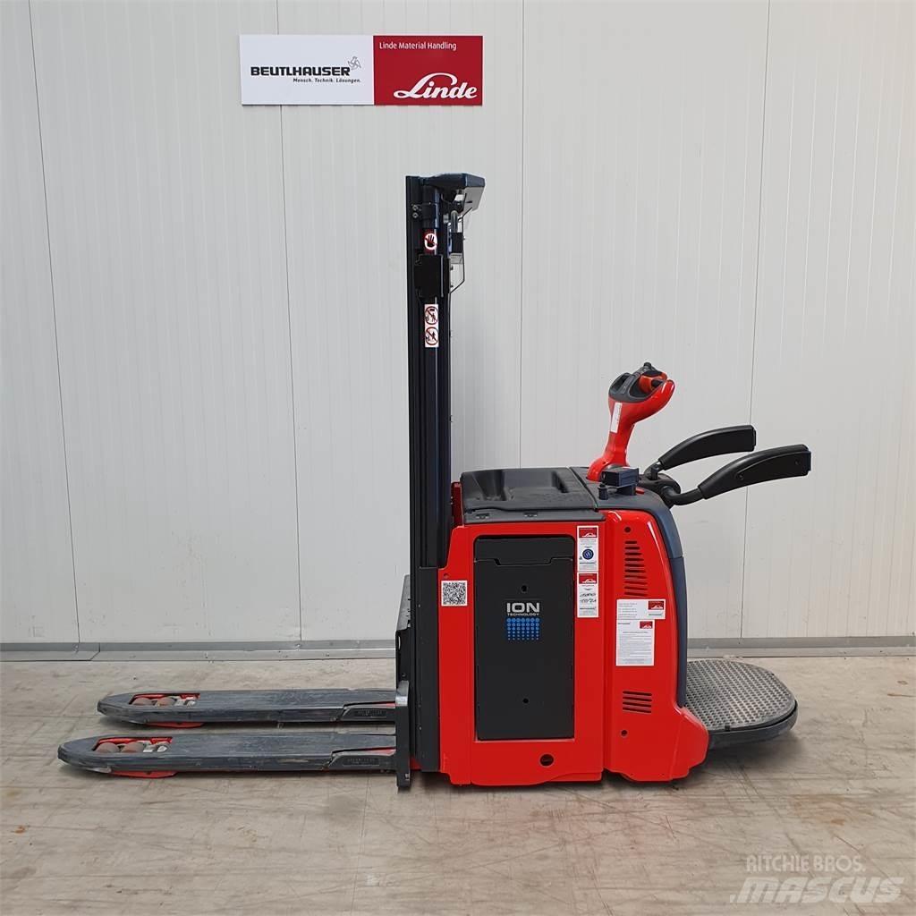 Linde D12AP Ročni električni viličar