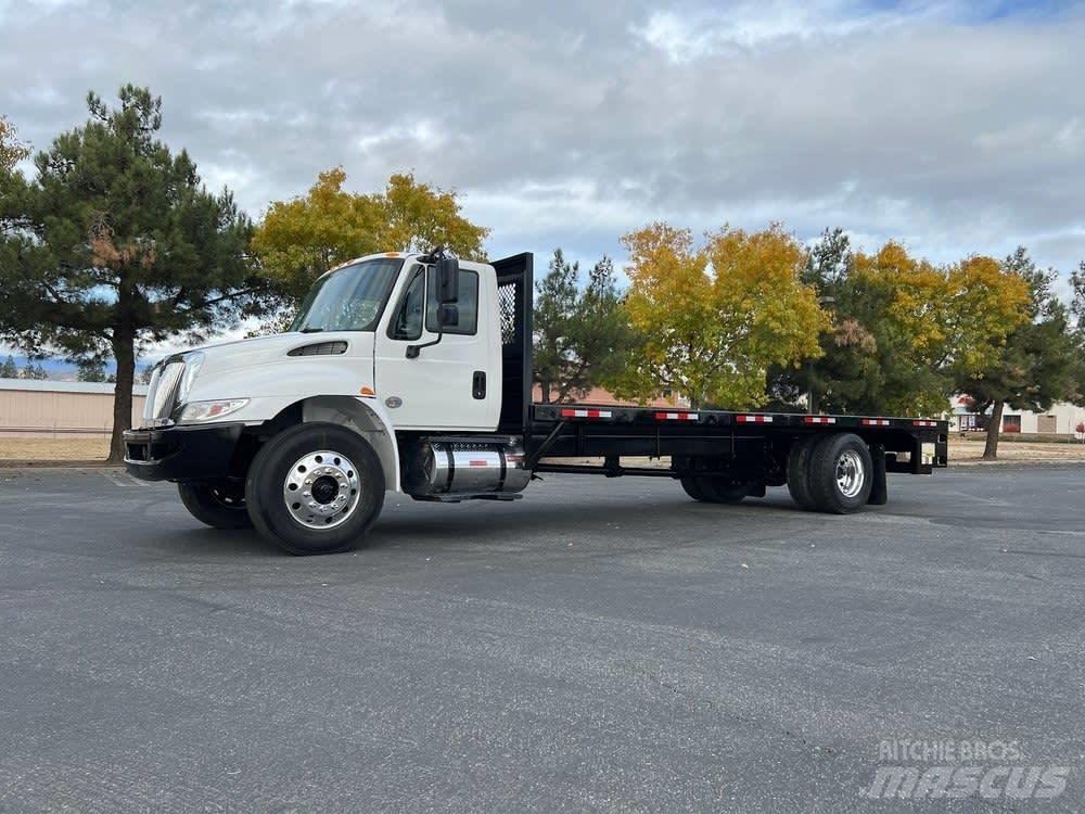 International 4300 Tovornjaki s kesonom/platojem