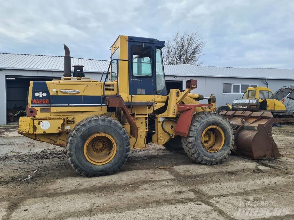 Komatsu WA 250 Kolesni nakladalci