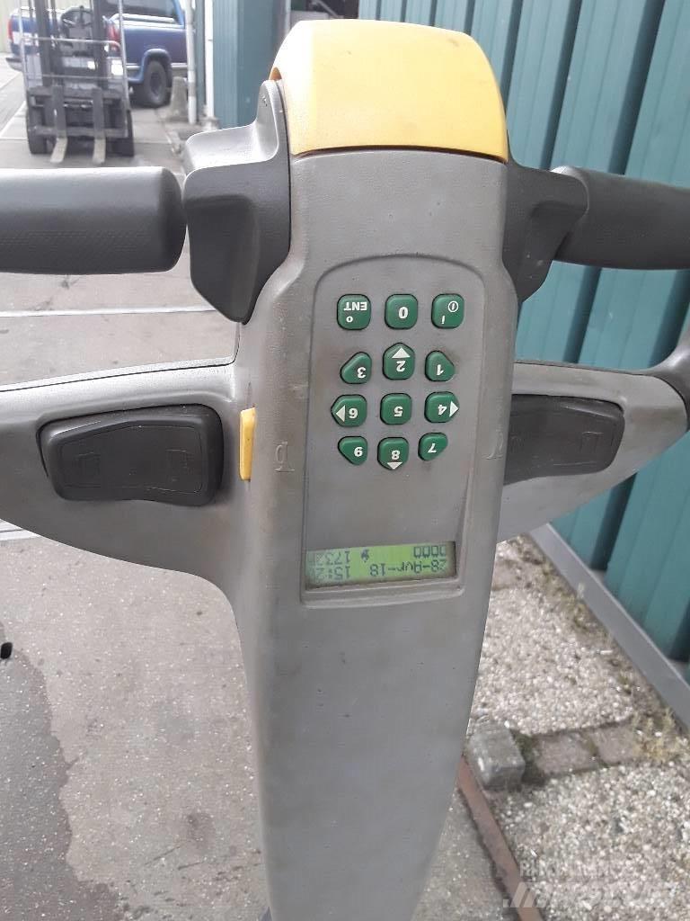 Nissan PLL160 Električni nizko dvižni viličar