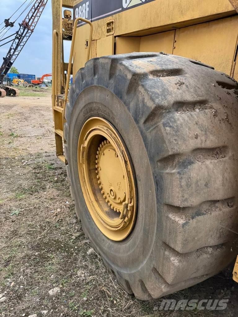 CAT 988F Kolesni nakladalci