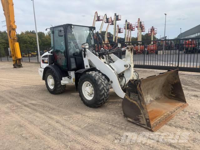 CAT 906 Kolesni nakladalci