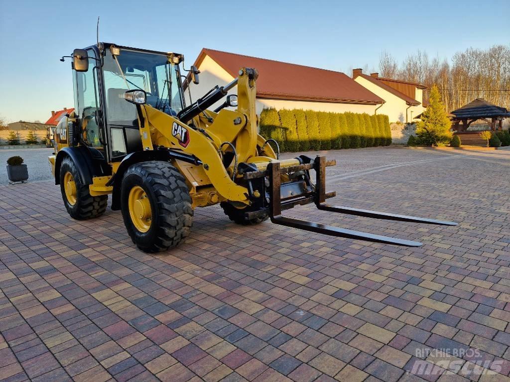 CAT 906 M Kolesni nakladalci