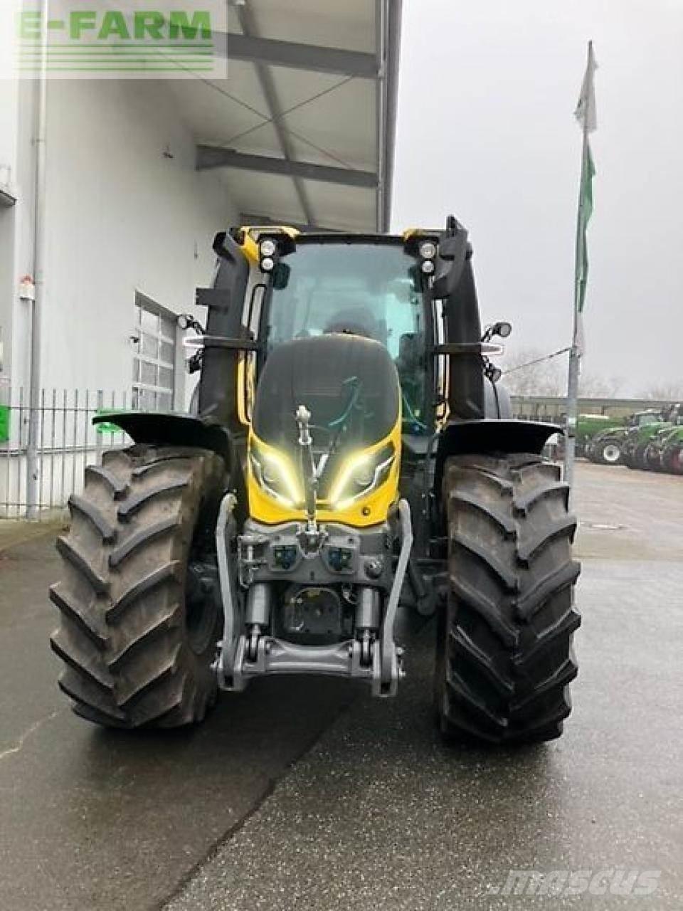 Valtra q305 Traktorji