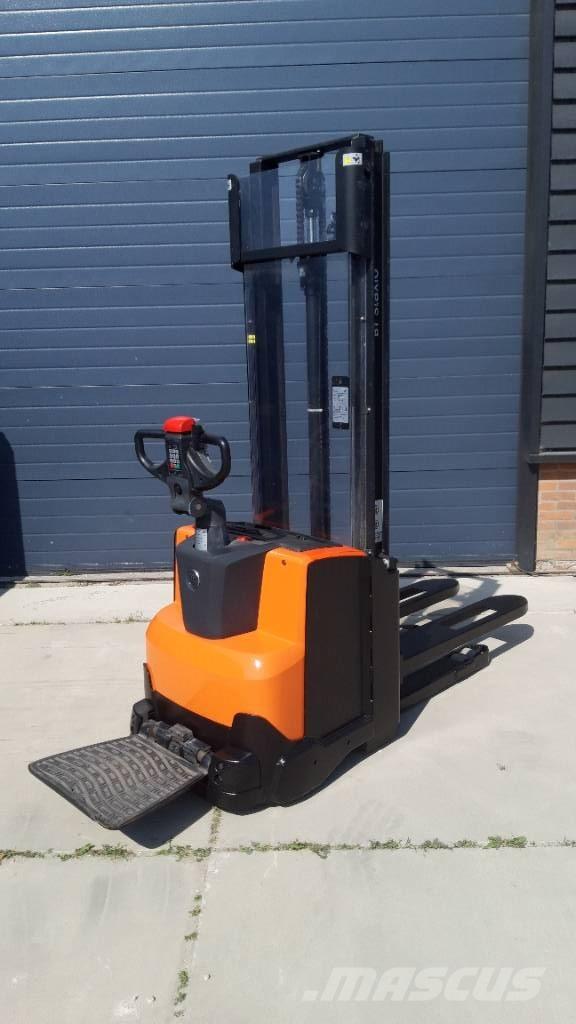 BT SWE 120 Samopogonski ročni viličarji