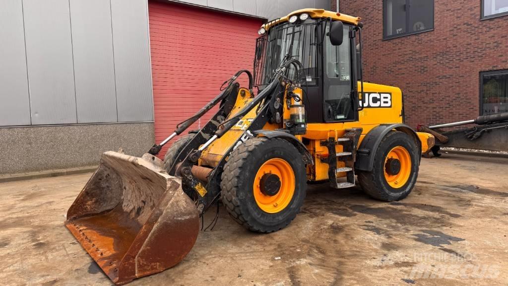JCB 411 Kolesni nakladalci