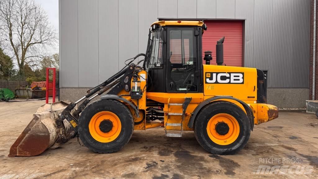 JCB 411 Kolesni nakladalci