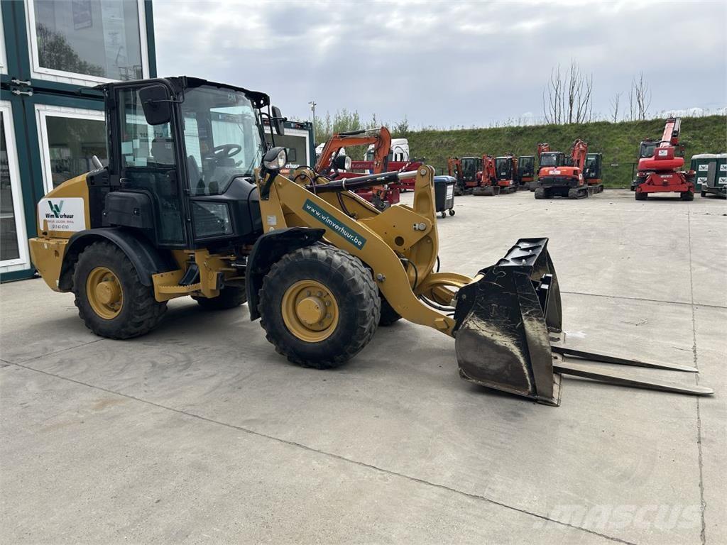 CAT 906M (8758) Večnamenski nakladalci