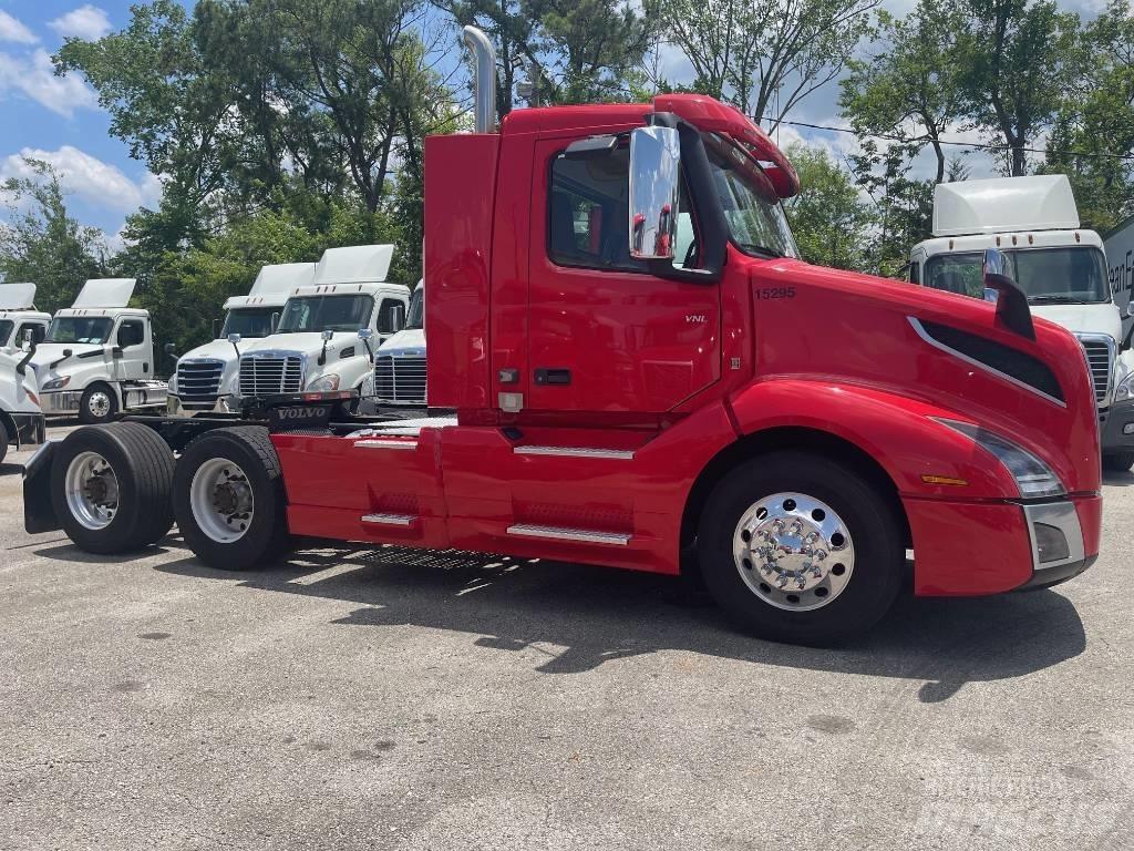 Volvo VNL64T300 Vlačilci