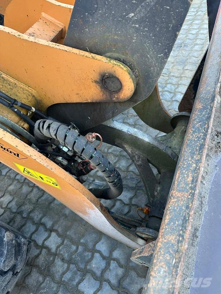 CASE 321 F Kolesni nakladalci