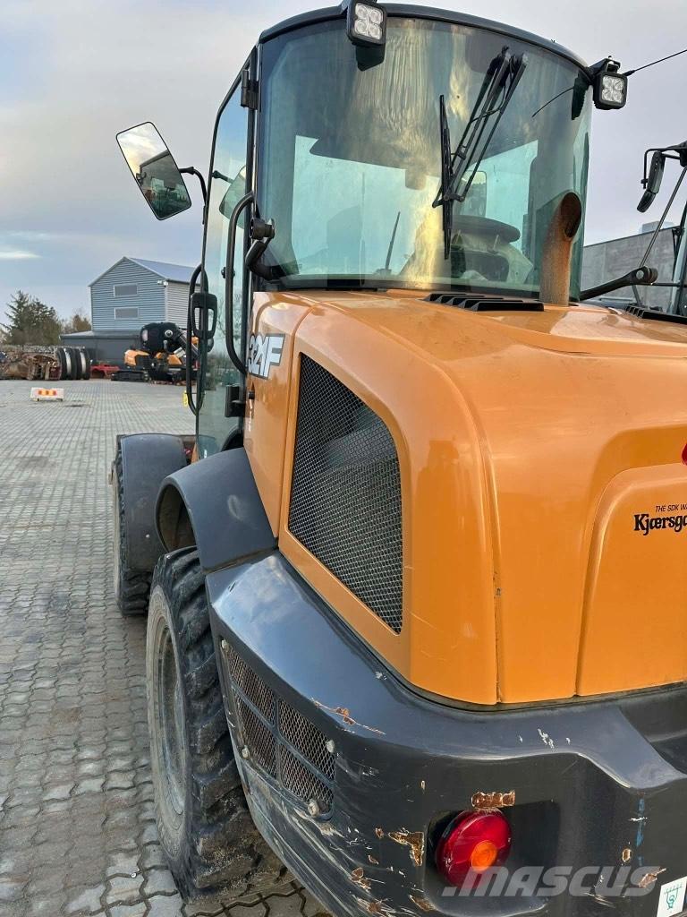 CASE 321 F Kolesni nakladalci