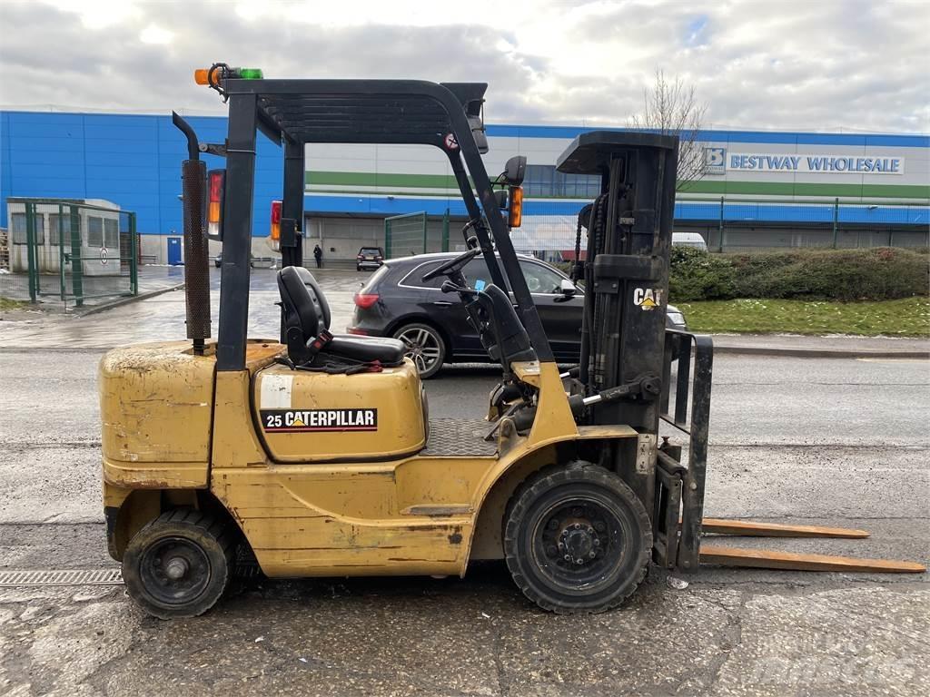 CAT DP25K Dizelski viličarji