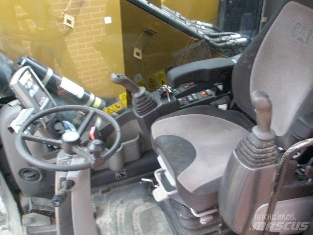 CAT M318D Bagri na kolesih