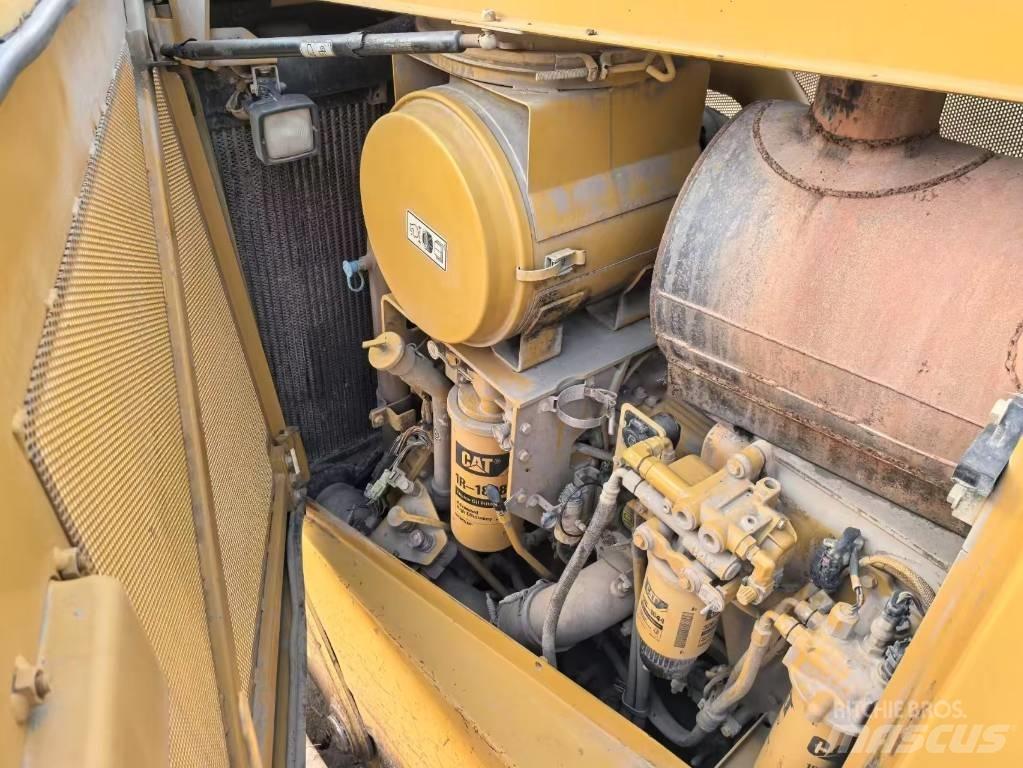 CAT D8T bulldozers Buldožerji goseničarji