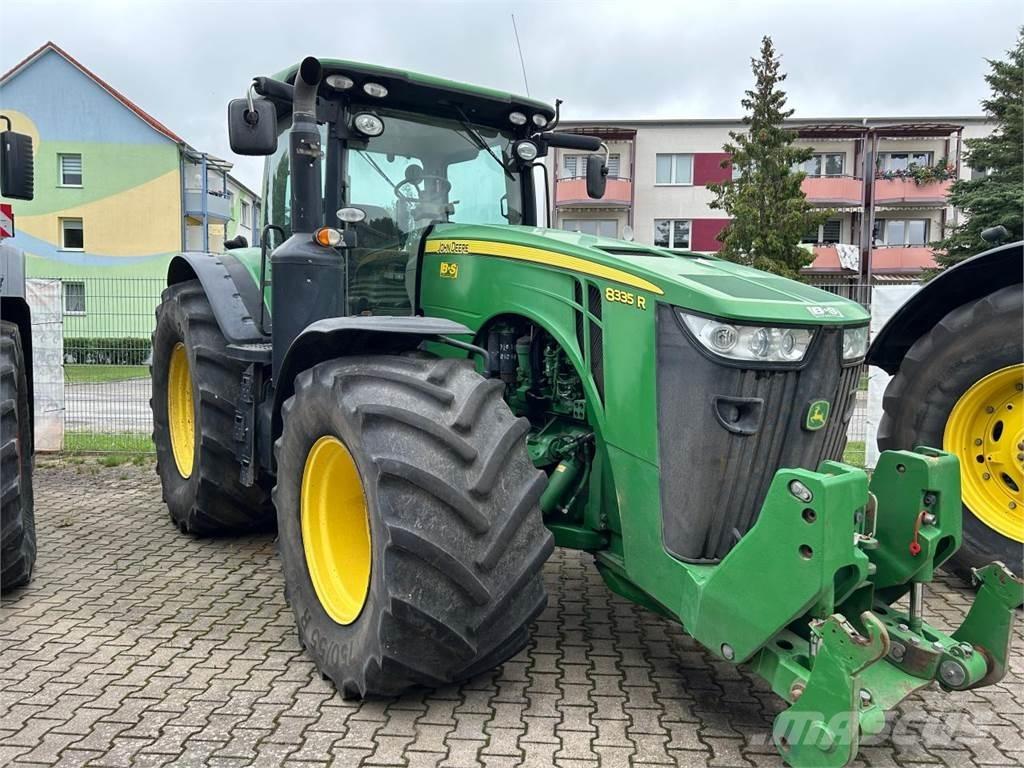 John Deere 8335R Traktorji