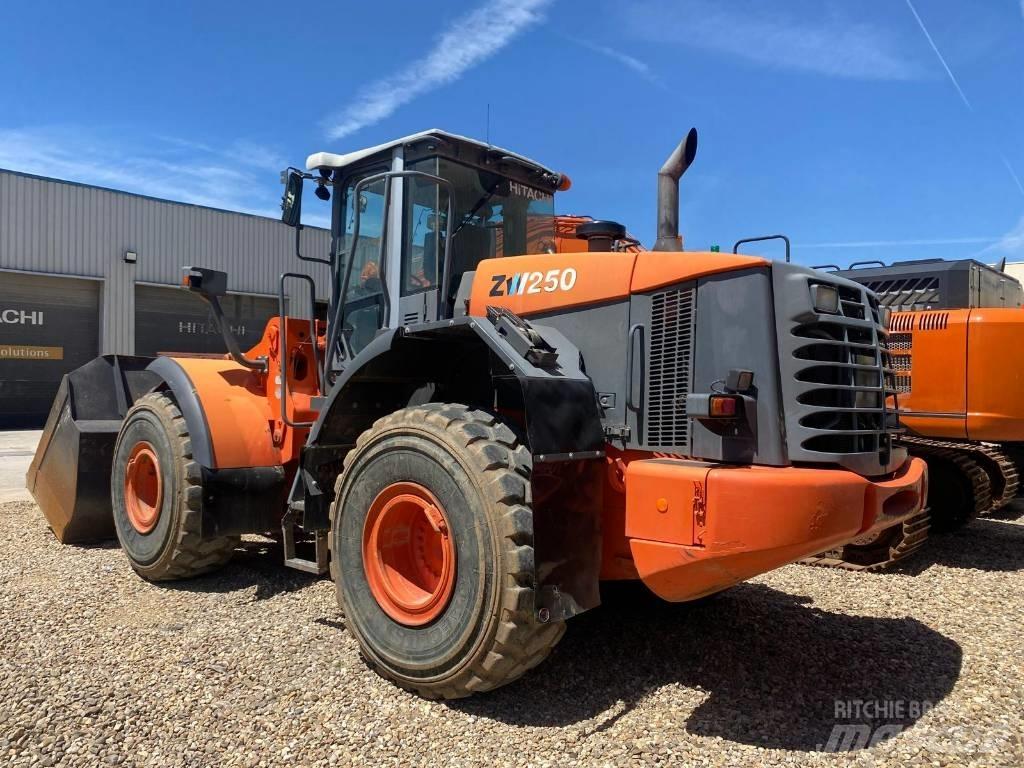 Hitachi ZW 250 Kolesni nakladalci