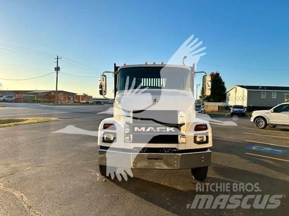 Mack MD6 Tovornjaki s kesonom/platojem
