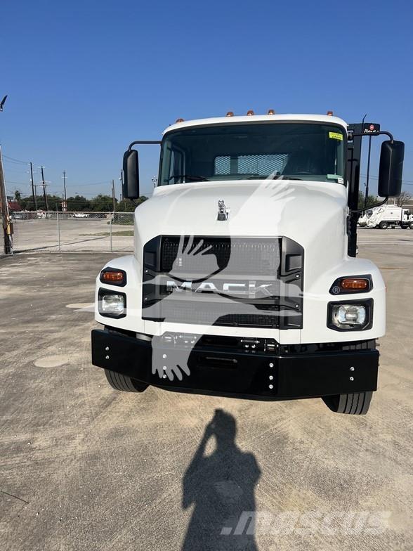 Mack MD6 Tovornjaki s kesonom/platojem