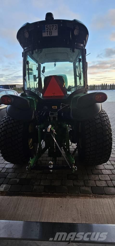John Deere 4052 R Traktorji