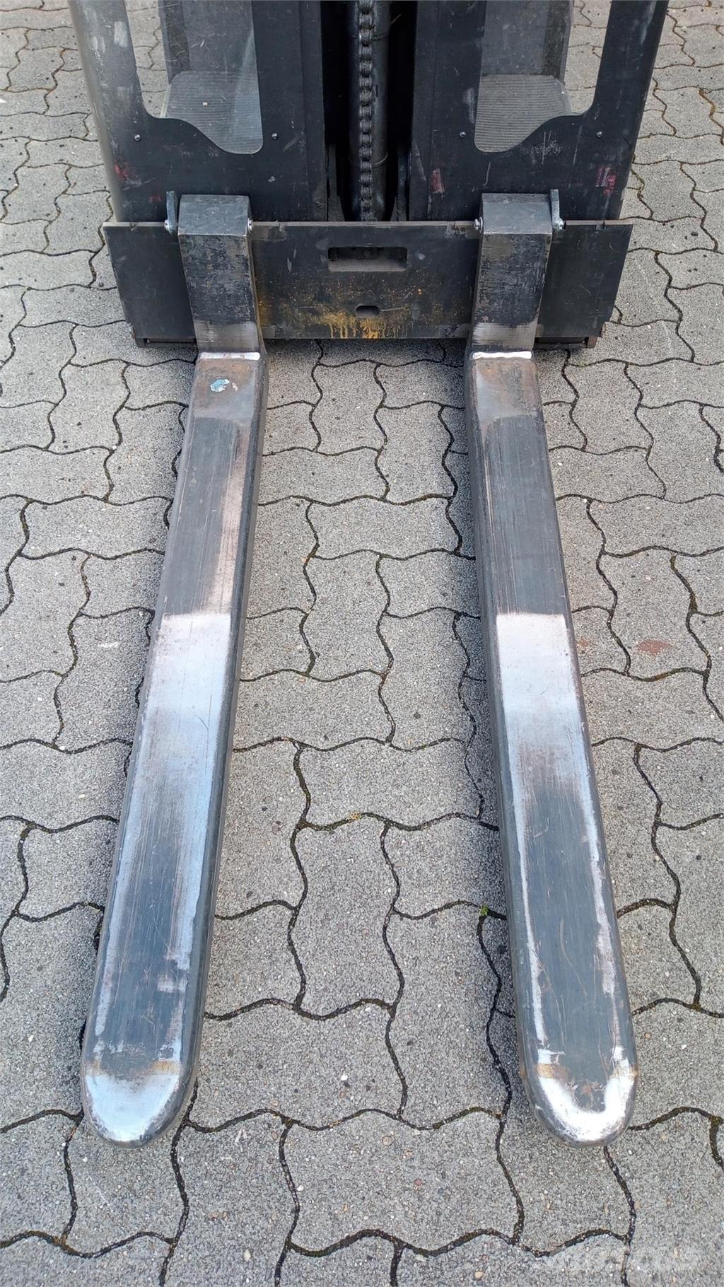 Toyota OSE100 Samopogonski ročni viličarji