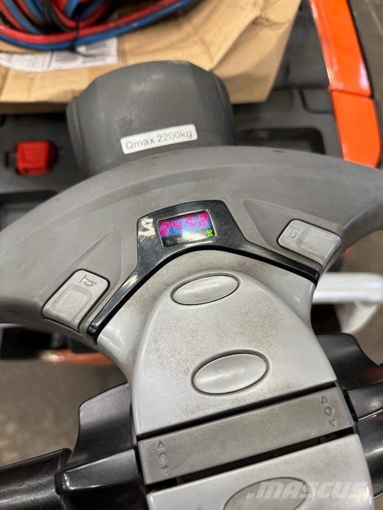 Toyota LPE220 Električni nizko dvižni viličar s stojiščem