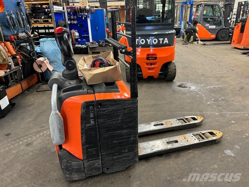 Toyota LPE220 Električni nizko dvižni viličar s stojiščem