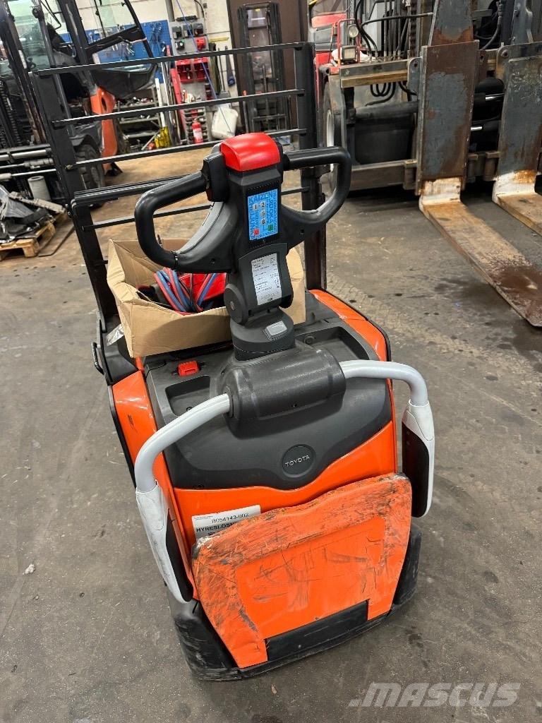 Toyota LPE220 Električni nizko dvižni viličar s stojiščem