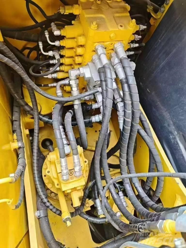 Komatsu 130-7 Bagri goseničarji