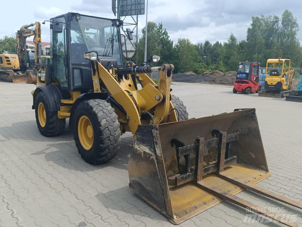 CAT 908M Kolesni nakladalci