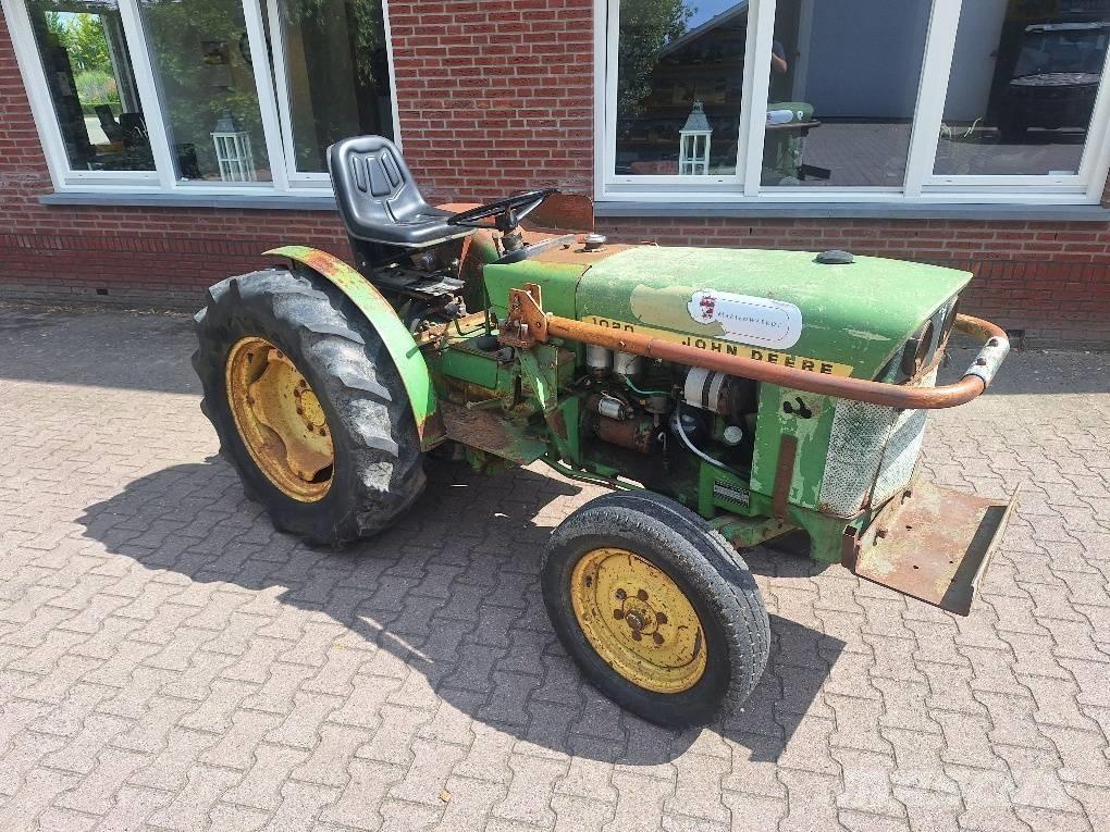 John Deere 1020 Traktorji