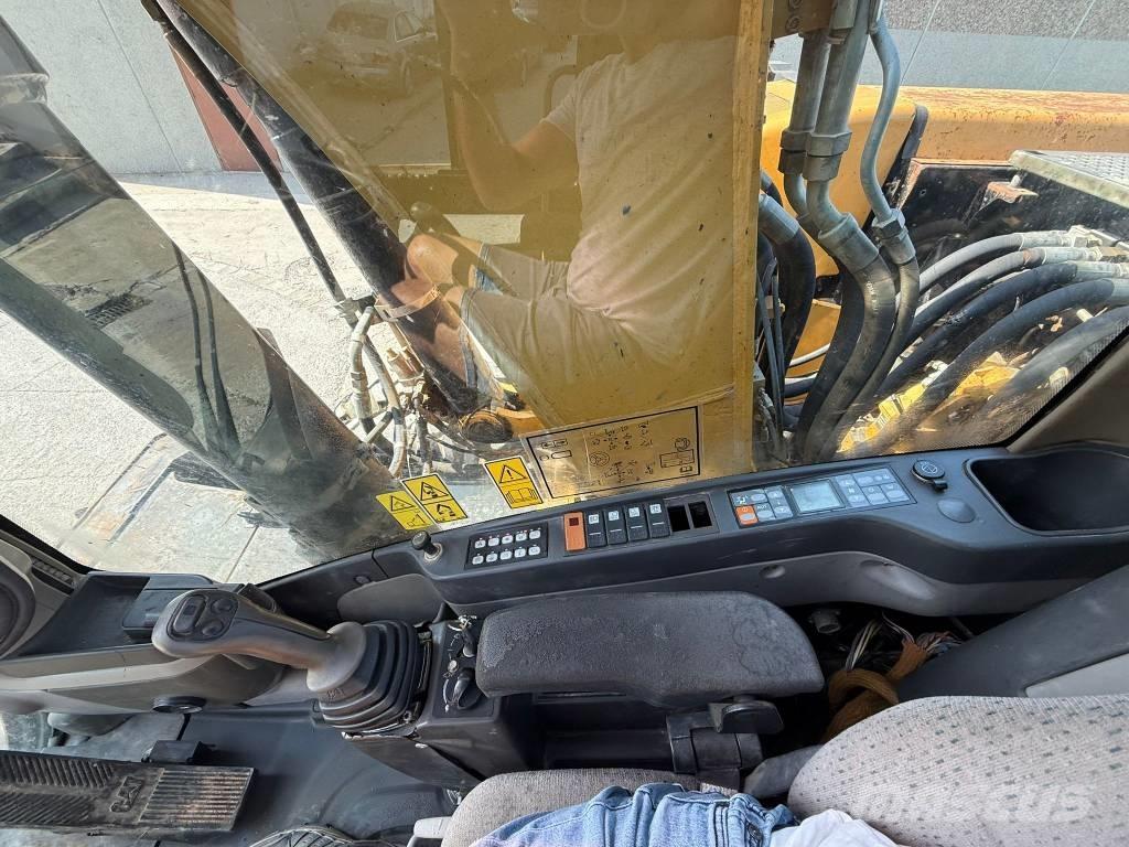 CAT M 322 D Bagri na kolesih