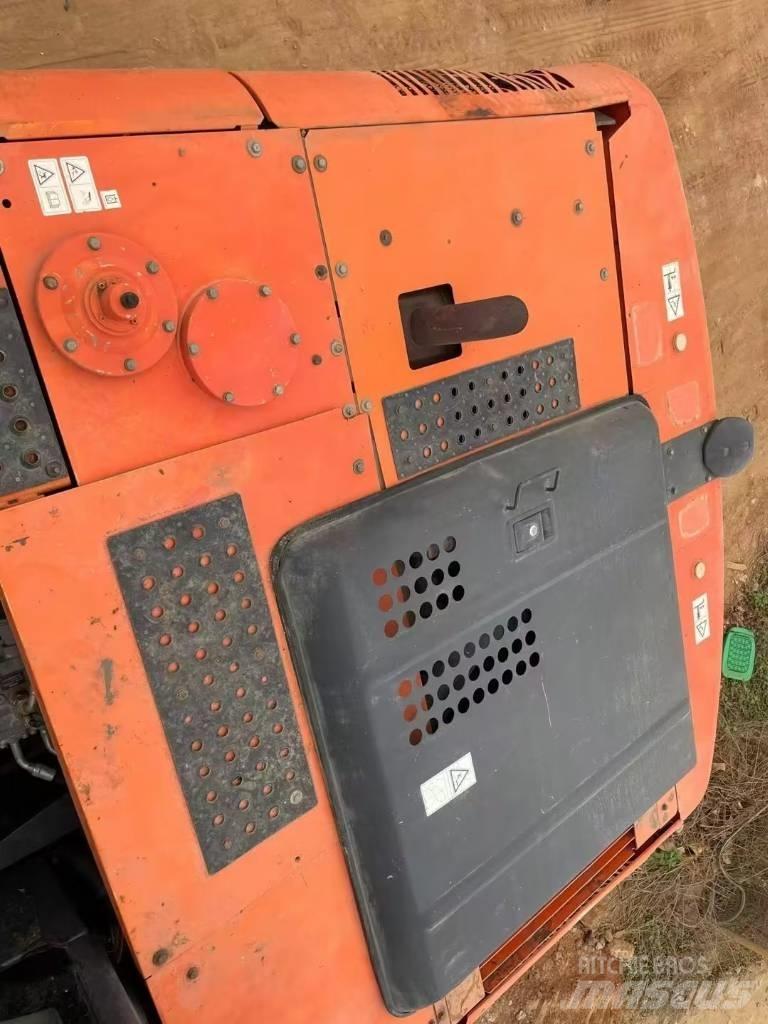Hitachi ZX 200 Bagri goseničarji