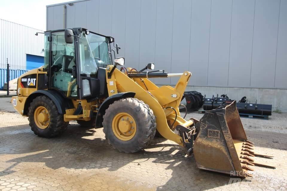 CAT 906M Kolesni nakladalci