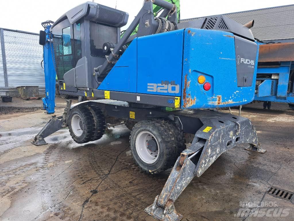 Fuchs MHL320F Bagri za prekladanje primarnih/sekundarnih surovin