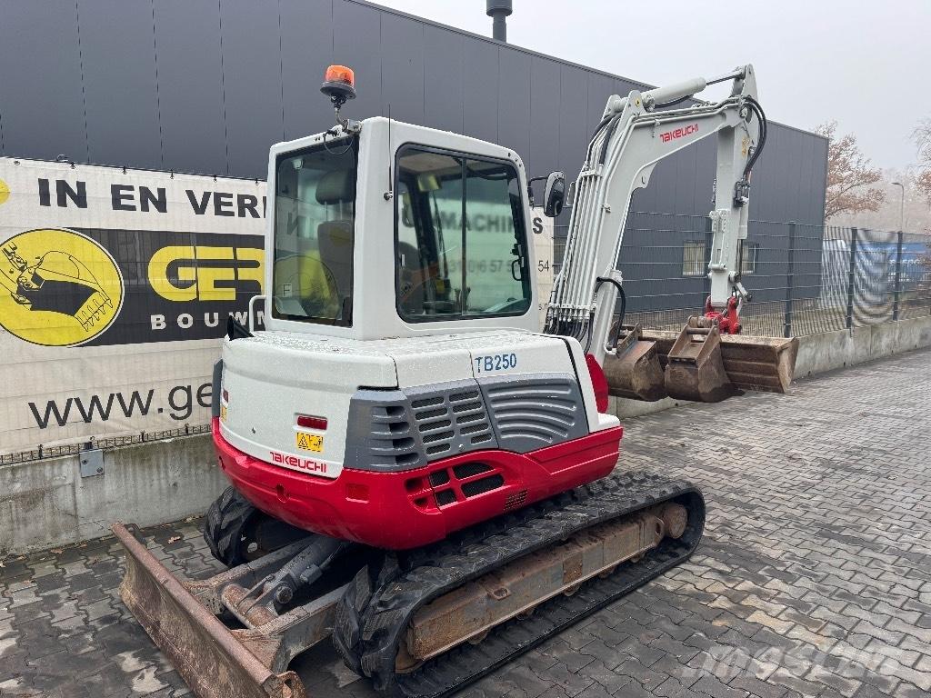 Takeuchi TB 250 Mini bagri <7t