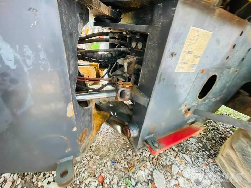 Komatsu WA320 Kolesni nakladalci