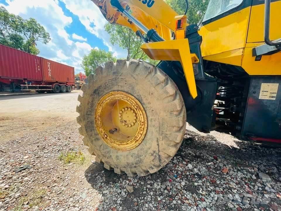Komatsu WA320 Kolesni nakladalci