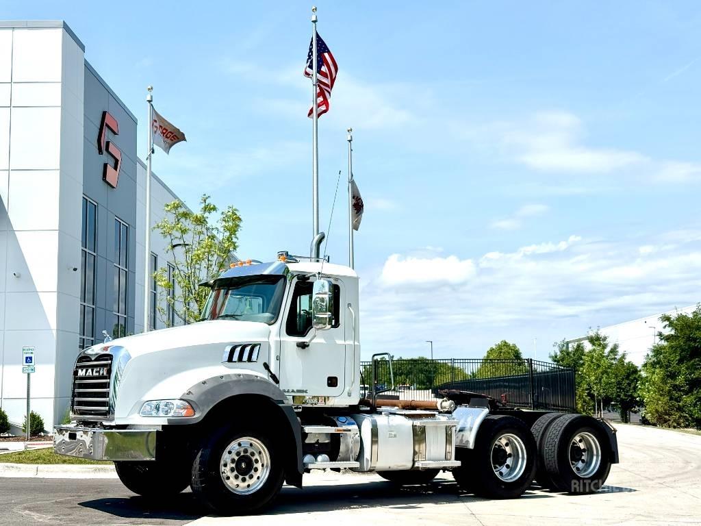 Mack GU 813 Vlačilci