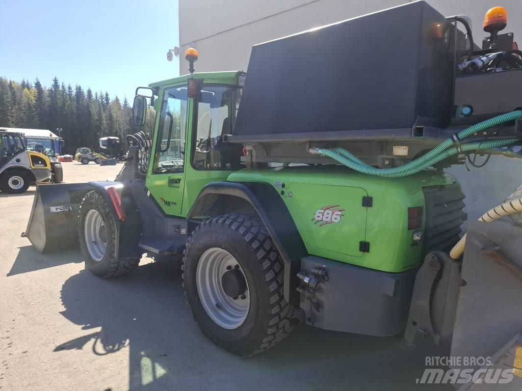 LM Trac 686 Kolesni nakladalci