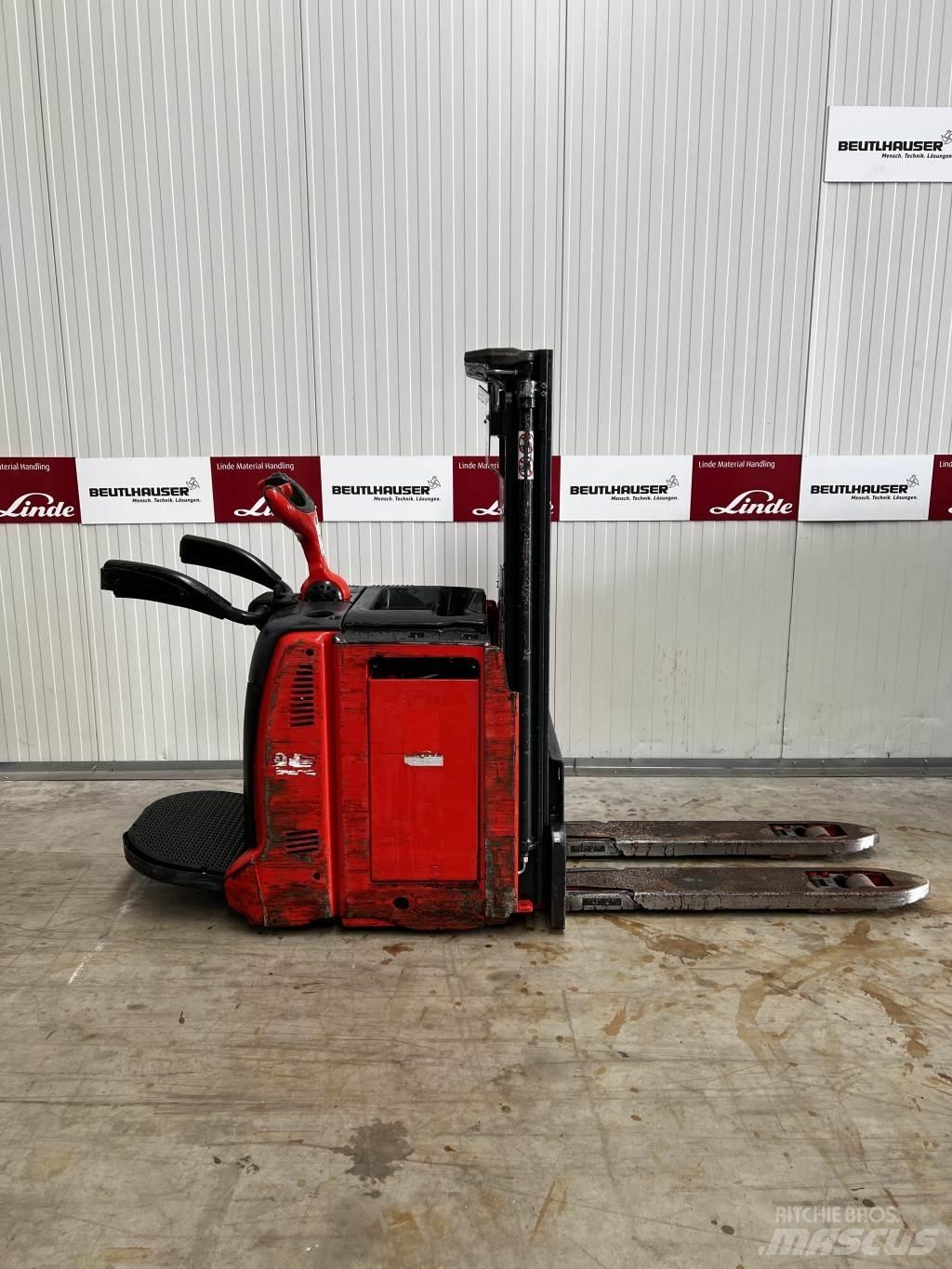 Linde D12AP Ročni električni viličar