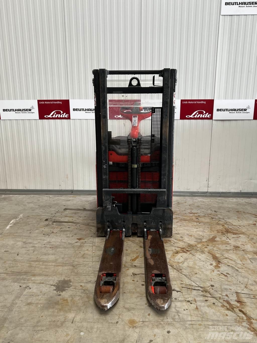 Linde D12AP Ročni električni viličar